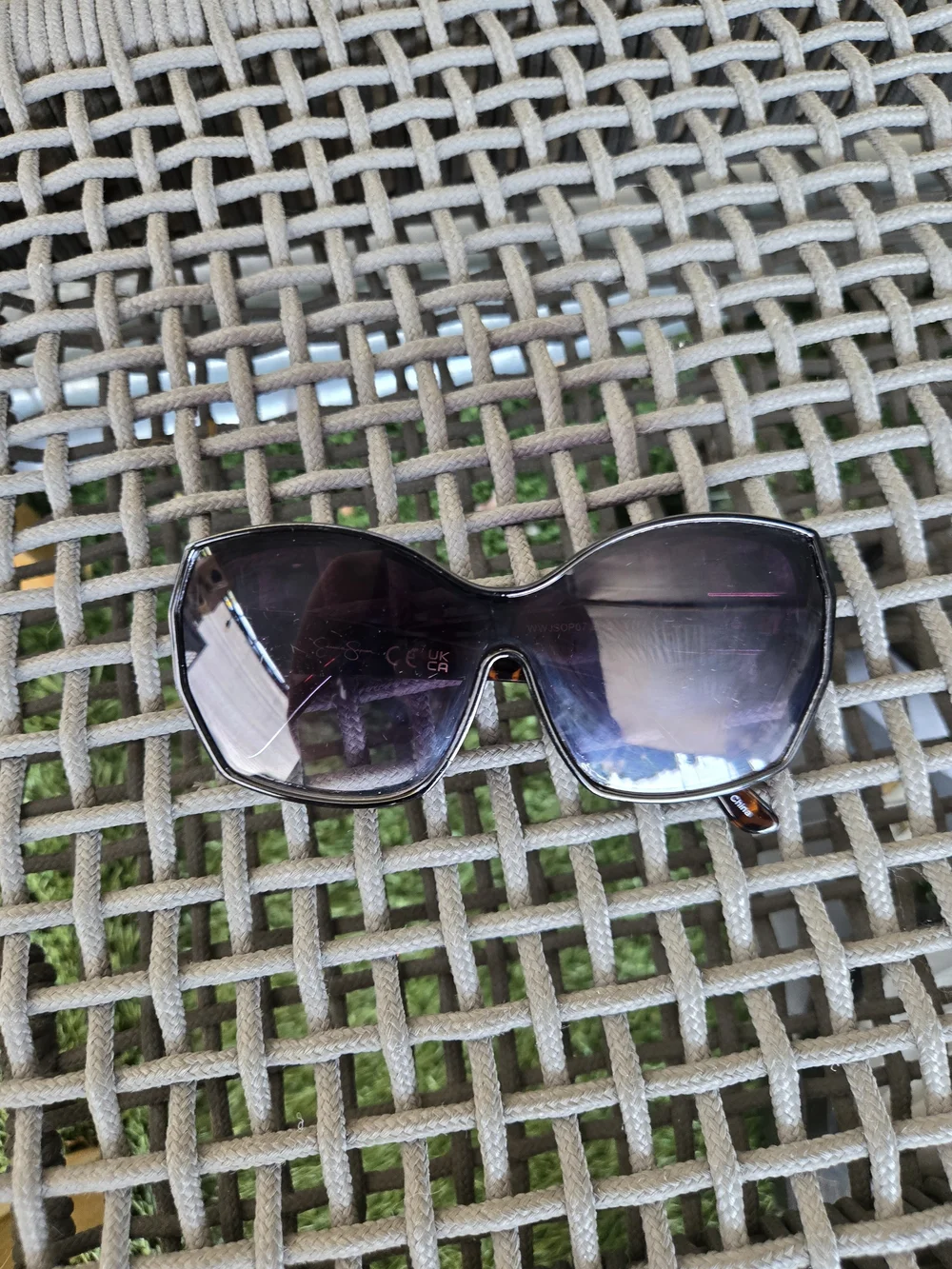 Jessica Simpson Black Frame Sunglasses with Gradient Purple Lenses